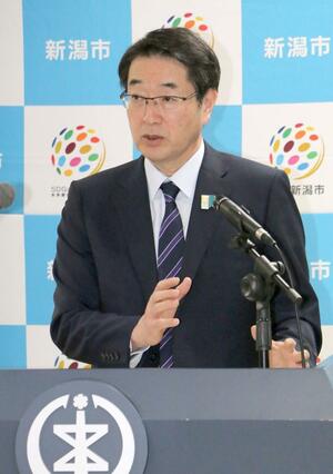 新潟市の2024年度の一般会計当初予算案を発表する中原八一市長=2月15日、新潟市役所