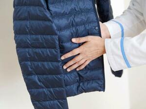 　すすぎが終わったらハンガーにかけて陰干しする。布地の表面が乾いてきたら、軽くたたいて羽毛をほぐす