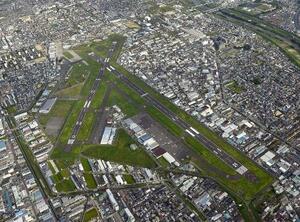 　八尾空港＝２０１７年９月、大阪府八尾市（共同通信社ヘリから）