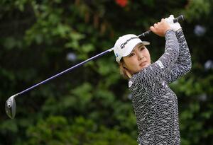 第１ラウンド、ティーショットを放つ高橋彩華＝リビエラＣＣ（共同）