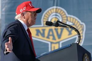 米南部バージニア州のノーフォーク海軍基地で演説するトランプ大統領=5日(ゲッティ=共同)