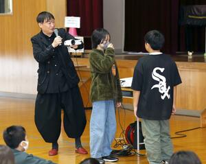 大形小の児童をモデルに撮影手法を実演する橋本一さん=新潟市東区