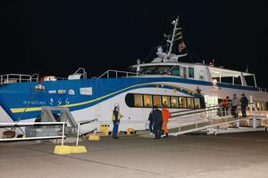 着岸した「ａｗａｌｉｎｅきらら」から下りる乗客＝２４日、村上市の岩船港