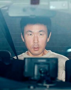 　送検のため警視庁西新井署を出る横尾優祐容疑者＝１７日午前１１時１０分