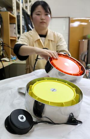 ウエタックスの水中・防水スピーカー。レジャー施設への販路拡大を図っている=上越市岩木