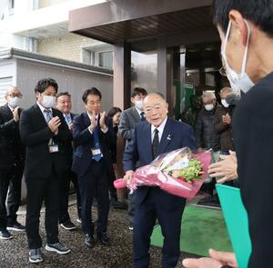 町長を36年間務め、職員らに拍手で見送られる小林則幸町長=2月2日、出雲崎町役場