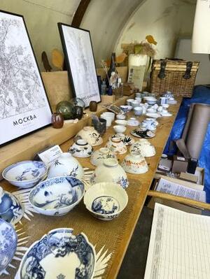 　択捉島・紗那で販売されている、日本人の元島民が使用していた茶わんや皿など＝２０２５年７月（共同）