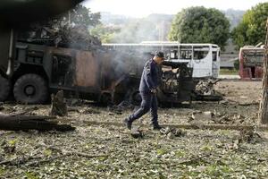 3日、ベネズエラの首都カラカスの軍基地で破壊された兵器(ロイター=共同)
