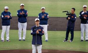 韓国との強化試合に向けた合宿を打ち上げ、手締めをする野球日本代表の井端監督(奥中央)ら=サンマリン宮崎