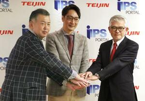 　記者会見を終え、写真に納まる京都大ｉＰＳ細胞研究所の戸口田淳也所長補佐（右）ら＝１６日午後、京都市下京区