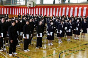 開校式で新しい校歌を披露した東頸中学校の生徒ら=4月11日、上越市浦川原区