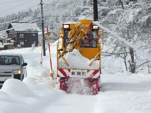 県の除雪作業の様子。県は担い手確保のためさまざまな施策を講じている=2023年12月、小千谷市