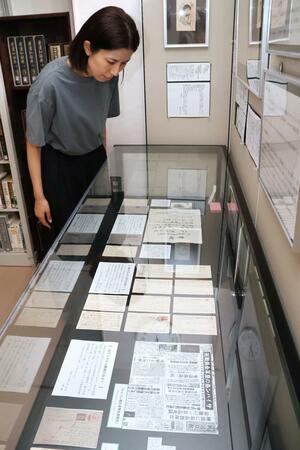 戦時中に家族間で交わされた手紙の展示=長岡市長倉西町