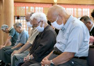 満蒙開拓に従事し、亡くなった人たちの冥福を祈る遺族ら=9日、新潟市中央区