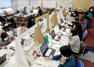 自宅療養者の健康確認をする看護師チーム=2022年1月、県庁・県医療調整本部