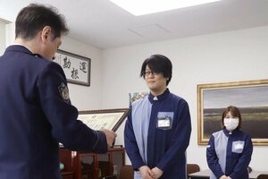 感謝状を受け取る五十嵐尚紀さん(中央)と井越千春さん(右)=22日、新潟市中央区上所1