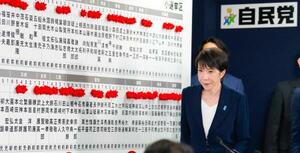 　メディアのインタビューに臨む自民党総裁の高市首相＝８日午後１１時８分、東京・永田町の党本部