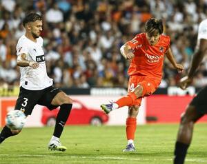 　バレンシア戦の後半、同点ゴールを決めるレアル・ソシエダードの久保（右）＝バレンシア（共同）