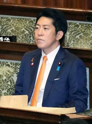 参院本会議に臨む佐藤官房副長官=5日午前