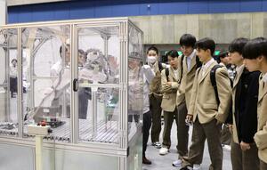 電子機械メーカーなどが自社の製品や技術を紹介した展示商談会=11月20日、長岡市