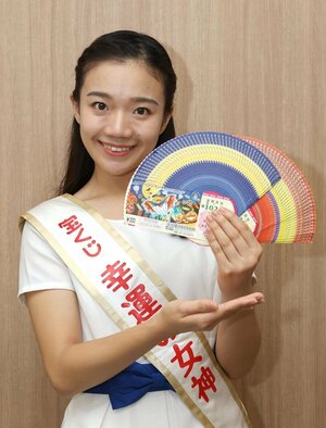 新潟日報社に来社した宝くじ「幸運の女神」=9月27日、新潟市中央区