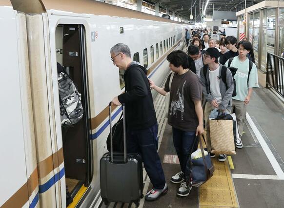 新潟駅で新幹線に乗り込む乗客＝２０２６年５月５日、新潟市中央区のＪＲ新潟駅