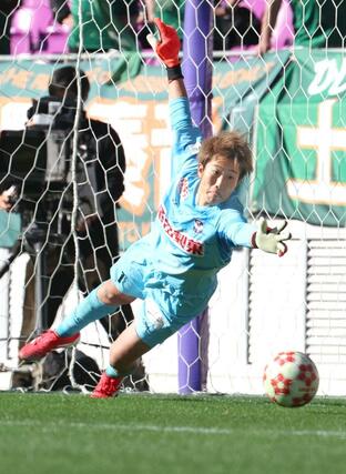 新潟Ｌ－日テレ東京Ｖ　ＰＫ戦、ゴールを守るＧＫ平尾知佳＝サンガＳ