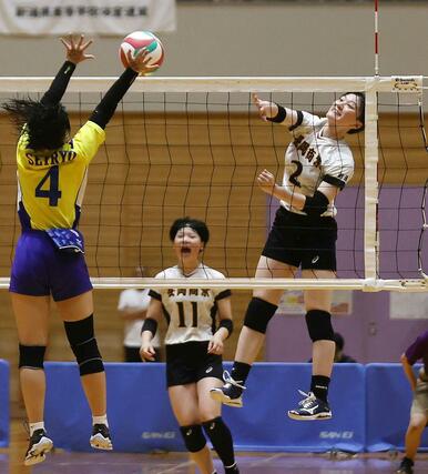 バレーボール女子決勝 スパイクを打つ長岡商の松田悠那=小千谷市総合体育館