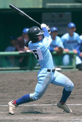 加茂暁星－日本文理　８回加茂暁星１死一、二塁、神田大誠（５）が３点本塁打を放ち４－０＝悠久山球場