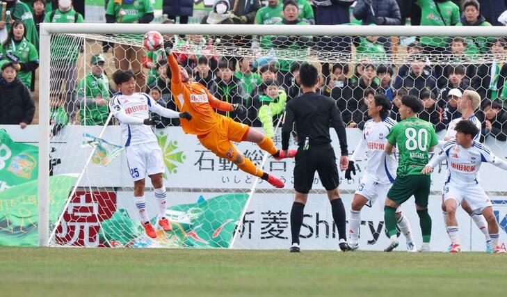 前半、GK吉満大介がシュートを弾く=プラスタ