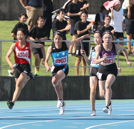 女子400メートルリレーで優勝した小出のアンカー米山こころ(中央)=新発田市