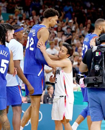 日本-フランス パリ五輪の男子バスケットボールに出場する選手の中で、最も身長の低い167センチの富樫勇樹(千葉J・新発田市出身)と、最も身長の高い222センチのウェンバンヤマ(NBA・スパーズ)が対戦した。身長差は55センチもある=リール(ロイター/アフロ)