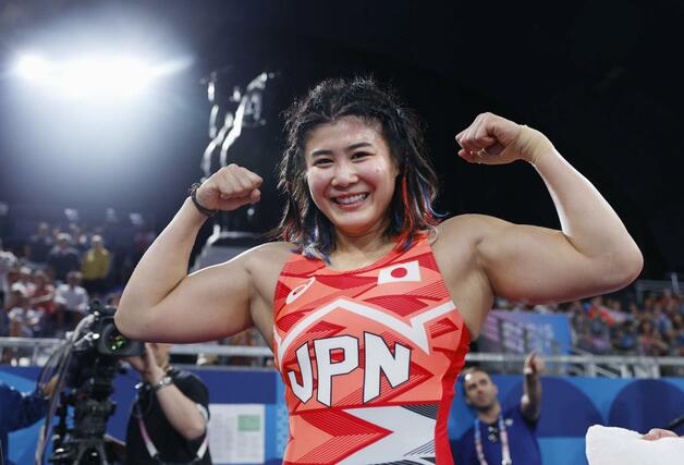 女子６８キロ級で銅メダルを獲得し、ポーズをとる尾崎野乃香＝パリ（共同）