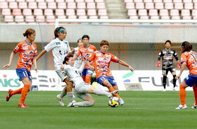 新潟Ｌーちふれ埼玉　前半、中盤で競り合うＭＦ杉田亜未ら＝ビッグスワン