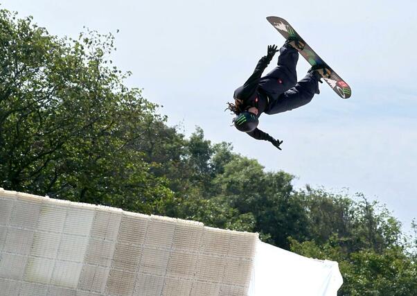 完成したスノーボード練習施設「村上スノーリサーチ＆トレーニングセンター」でデモ演技をする平野歩夢選手＝９月１４日、村上市瀬波温泉３