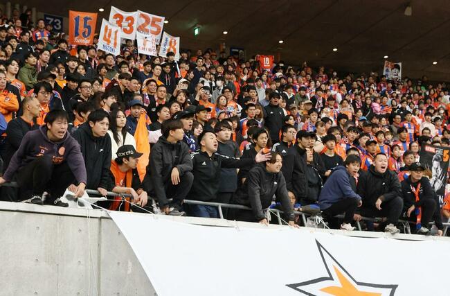 選手やコーチ、フロント陣に思いをぶつける新潟サポーター=26日、新潟市中央区