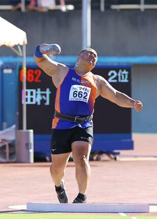 男子砲丸投げ決勝　２位となった田村凪（開志国際）の５投目＝福岡市（写真映像部・永井隆司）