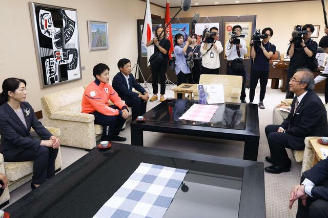 花角知事と歓談する古野慧選手（左から２人目）＝６月２３日、県庁