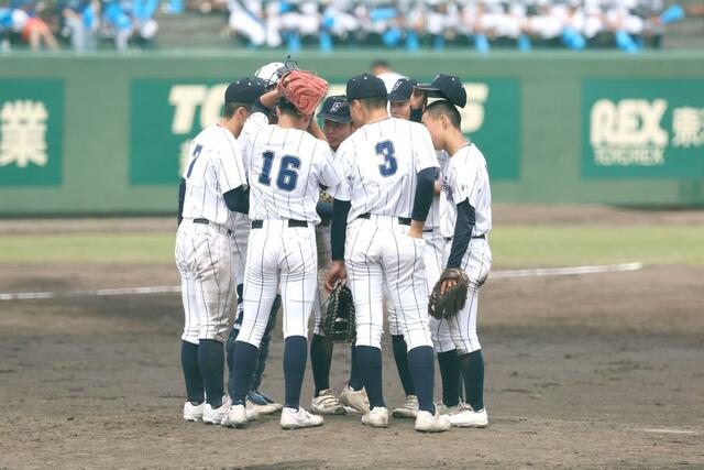 新潟産大付－県央工　４回、マウンドに集まる新潟産大付の選手＝悠久山球場