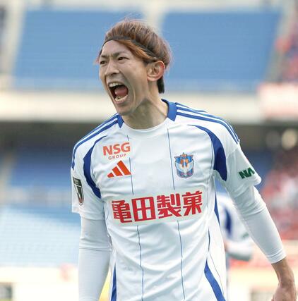 前半、FW太田修介が先制ゴールを決める=日産ス