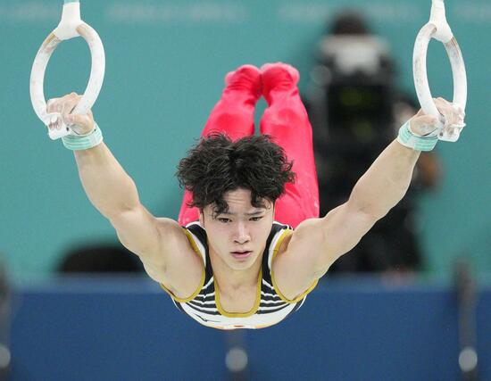 男子個人総合決勝　岡慎之助のつり輪＝パリ（共同）