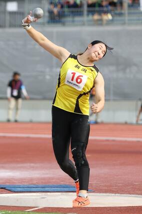 成年女子砲丸投げ決勝　記録１６ｍ０８で優勝を果たした郡菜々佳（新潟アルビレックスＲＣ）の３投目＝佐賀市