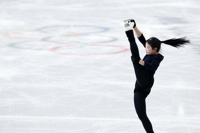 公式練習で調整する中井亜美＝ミラノ（共同）