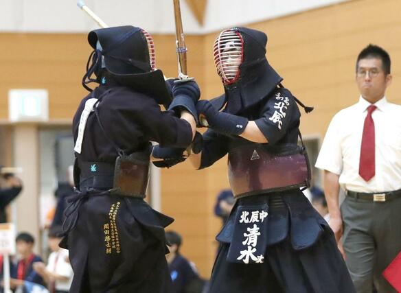 準々決勝進出に貢献した北辰の清水丈瑠（右）＝新潟市東総合スポーツセンター