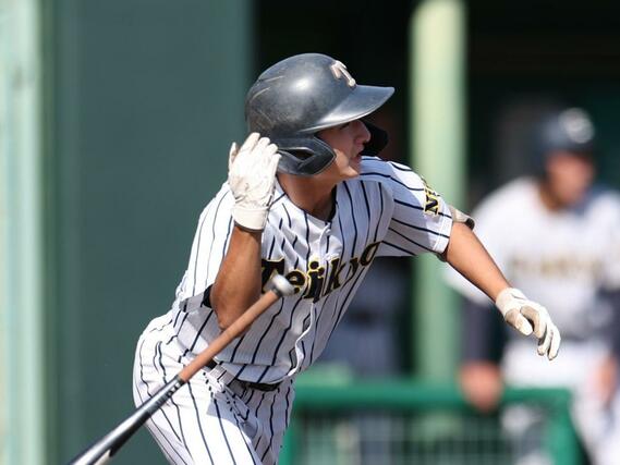 日本文理－帝京長岡　６回帝京長岡２死一、三塁、鈴木祥大が中前適時打を放ち３－７＝２３日、三条市月岡４の三条パール金属スタジアム