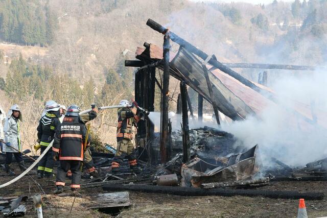 建物火災の現場＝２０２６年３月２９日午後４時前、長岡市栃尾大野