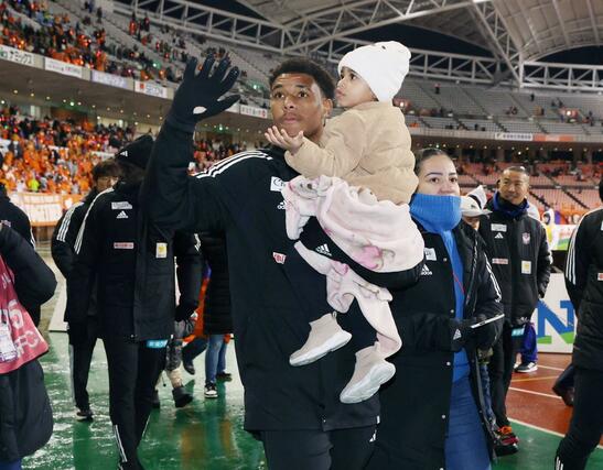 場内を１周するＦＷグスタボ・ネスカウ。今季で退団する＝ビッグスワン