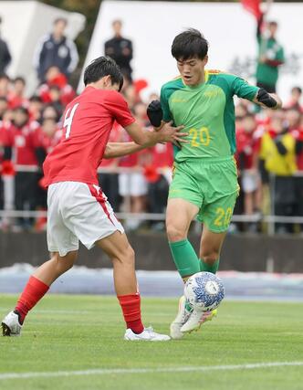 準決勝　帝京長岡－北越　前半、攻め込む帝京長岡のＭＦ樋口汐音＝新発田市五十公野公園陸上競技場