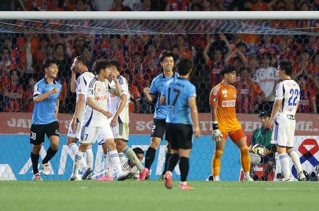 川崎－新潟　前半、追加点を奪われ０－２とされる新潟＝Ｕ等々力