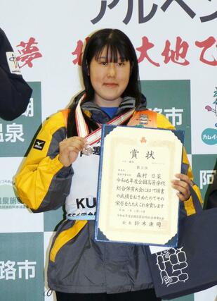 大回転に続くメダルを獲得し、表彰式で撮影に応じる森村日菜=2月10日、北海道釧路市